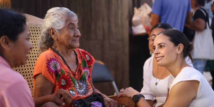 Ana Paty Peralta, visitó la nueva sucursal de la Panadería Chiapas