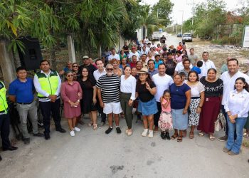 Ana Paty Peralta instala 56 medidores en la colonia “Los Lirios” en Cancún