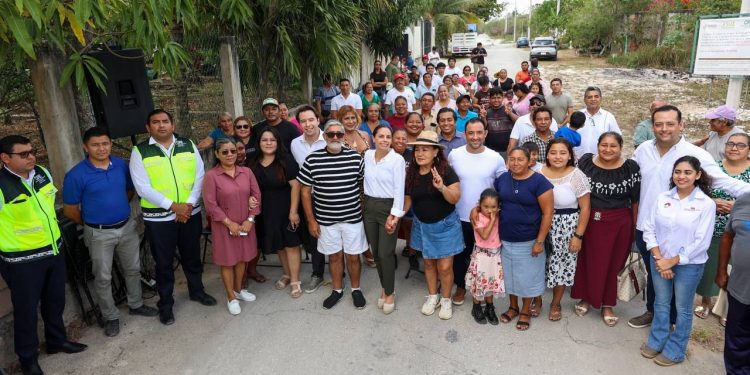 Ana Paty Peralta instala 56 medidores en la colonia “Los Lirios” en Cancún