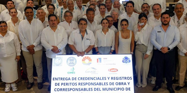 Entregan credenciales y registros a peritos responsables de obra y corresponsables del municipio de Benito Juárez