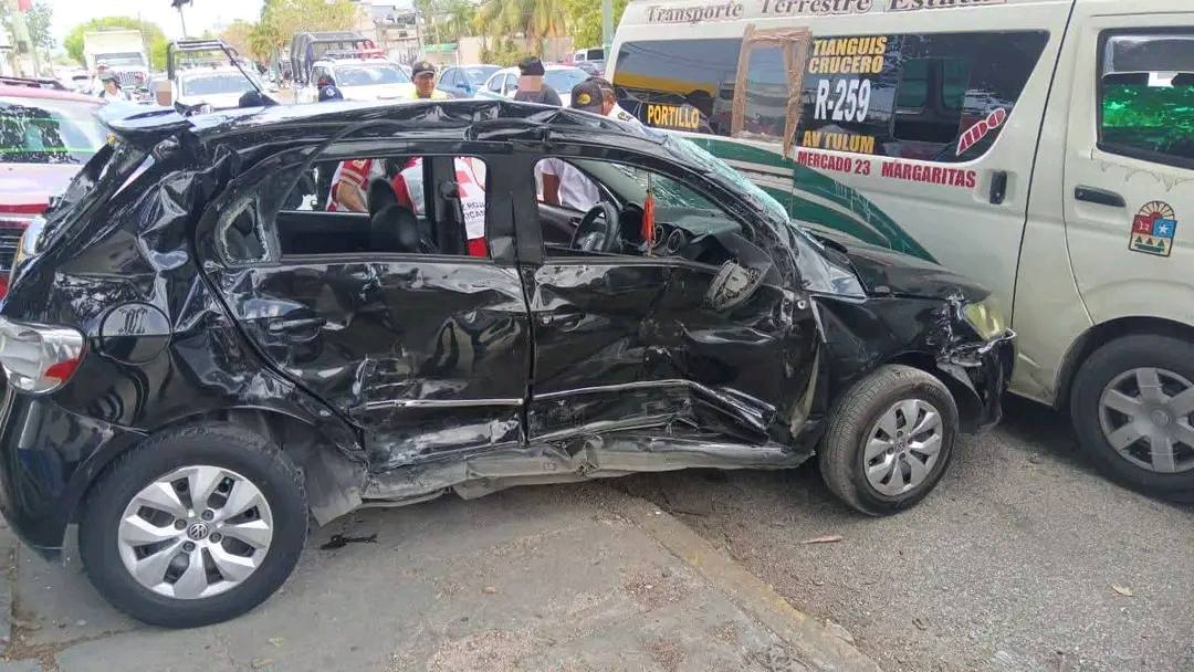 Accidente en avenida Leona Vicario deja 2 lesionados