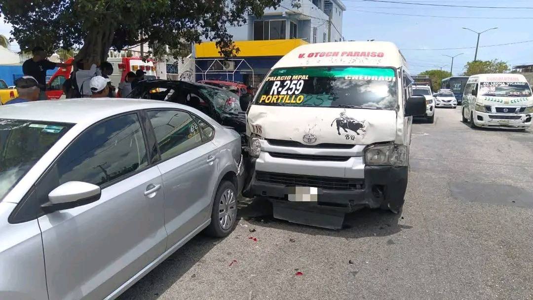 Accidente en avenida Leona Vicario deja 2 lesionados