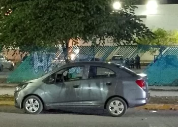 Abandonan auto baleado y encendido frente al Hospital General estremece Cancún
