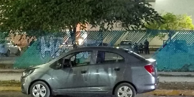 Abandonan auto baleado y encendido frente al Hospital General estremece Cancún