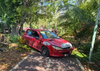 Accidente en Blvd. Kukulcán deja auto volcado