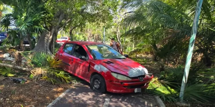 Accidente en Blvd. Kukulcán deja auto volcado
