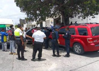 Accidente en avenida Leona Vicario deja 2 lesionados