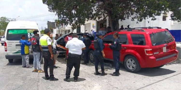 Accidente en avenida Leona Vicario deja 2 lesionados
