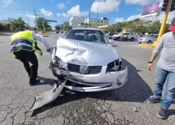 Accidente en la Av. Andrés Quintana Roo deja dos heridos