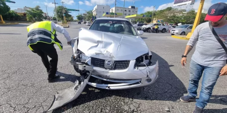 Accidente en la Av. Andrés Quintana Roo deja dos heridos