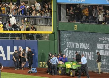 Aficionado de Piratas de Pittsburgh que cayó a 6 metros se encuentra en estado crítico