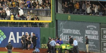 Aficionado de Piratas de Pittsburgh que cayó a 6 metros se encuentra en estado crítico