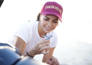 Ana Paty Peralta impulsa la conservación de tortugas marinas en Cancún