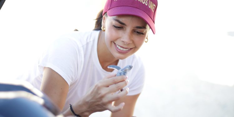 Ana Paty Peralta impulsa la conservación de tortugas marinas en Cancún
