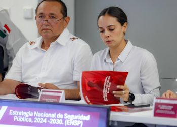 Ana Paty Peralta recibe la Estrategia Nacional de Seguridad Pública 2024-2030