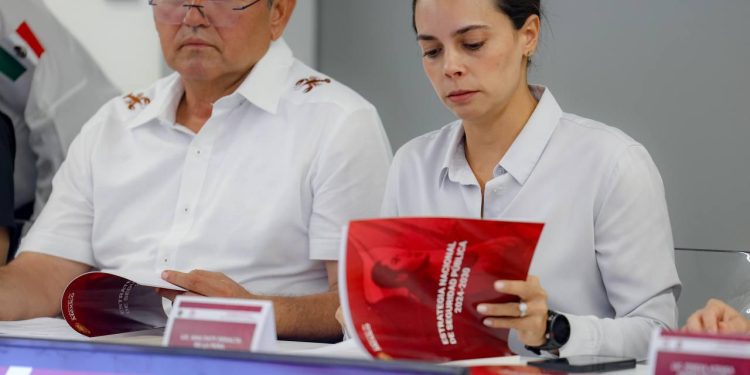 Ana Paty Peralta recibe la Estrategia Nacional de Seguridad Pública 2024-2030