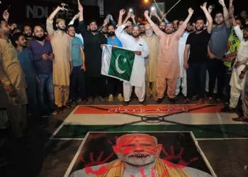 Bombardeo de la India en Pakistán deja 26 muertos y enciende protestas