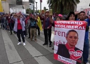 CNTE mantiene plantón y exige abrogación de la Ley del ISSSTE de 2007; analizarán propuesta oficial