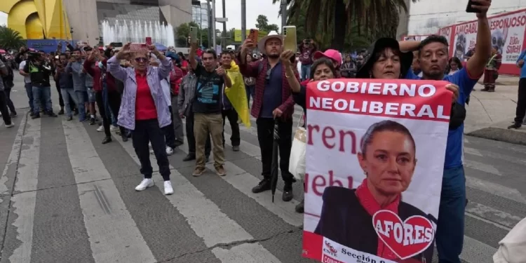 CNTE mantiene plantón y exige abrogación de la Ley del ISSSTE de 2007; analizarán propuesta oficial