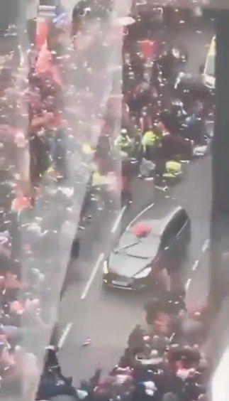 Vehículo atropelló a fanáticos del club de futbol Liverpool FC