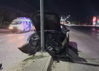 Choque en la Av. Portillo de Cancún: Mustang se estrella contra poste