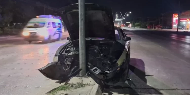 Choque en la Av. Portillo de Cancún: Mustang se estrella contra poste