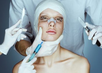Cirugías Baratas Ponen en Riesgo a Mujeres Peligro