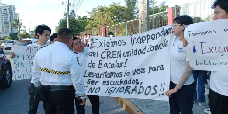 Más de 600 estudiantes del CREN Cancún protestan ante la SEQ