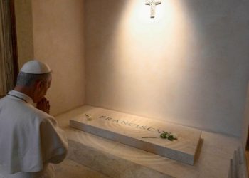 Papa León XIV visitó la tumba de Francisco en basílica de Roma