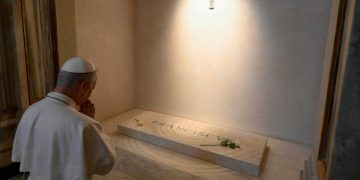 Papa León XIV visitó la tumba de Francisco en basílica de Roma