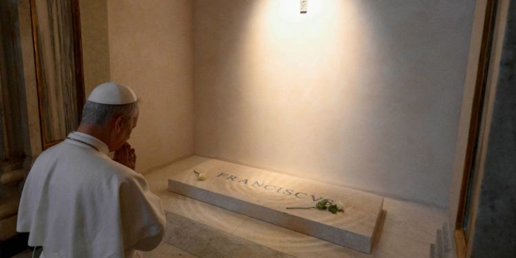 Papa León XIV visitó la tumba de Francisco en basílica de Roma