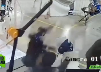 Robot H1 de Unitree lanza manotazos y agrede a un hombre en China
