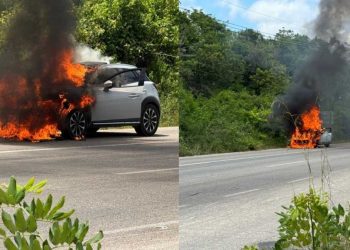 Se incendia un vehículo sobre la carretera federal 307 en el tramo Bacalar-Chetumal
