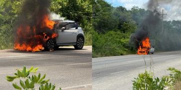Se incendia un vehículo sobre la carretera federal 307 en el tramo Bacalar-Chetumal