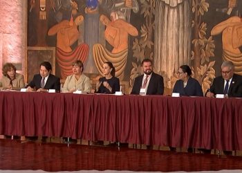 Sheinbaum Anuncia Aumento Salarial para Maestros Mexicanos