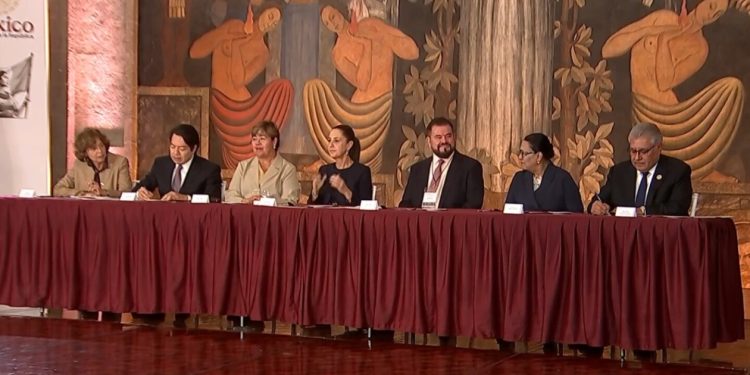 Sheinbaum Anuncia Aumento Salarial para Maestros Mexicanos