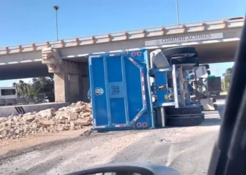 Trailer Volcado en Avenida Colosio en Cancun caos total