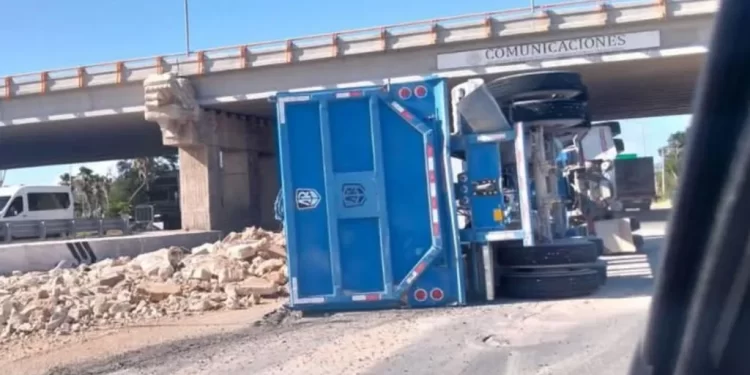 Trailer Volcado en Avenida Colosio en Cancun caos total