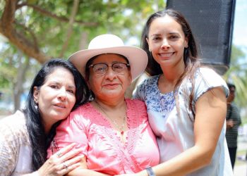 Ana Paty Peralta celebra el Día de las Madres en la Casa de la Mujer de Cancún