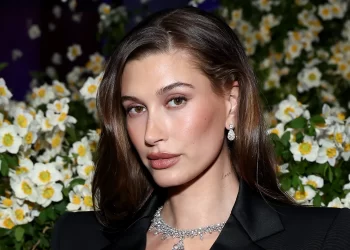 Hailey Bieber vende Rhode por mil millones de dólares
