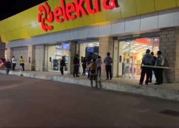 Asaltan Elektra de Paseos del Mar en Cancun y huyen