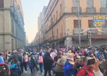 CNTE bloquea Palacio Nacional e impide conferencia de Claudia Sheinbaum