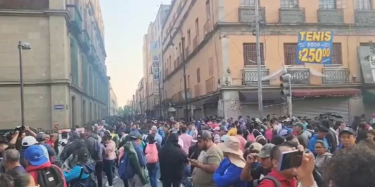 CNTE bloquea Palacio Nacional e impide conferencia de Claudia Sheinbaum