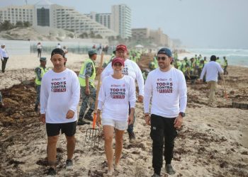 Ana Paty Peralta lidera limpieza simultánea de playas