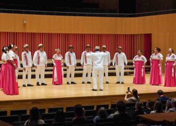 Celebra Ana Paty Peralta triunfo internacional del coro de Cancún