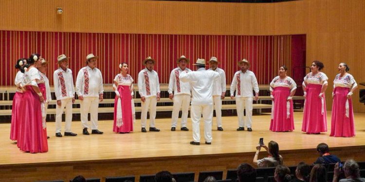 Celebra Ana Paty Peralta triunfo internacional del coro de Cancún