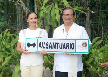 Entrega Ana Paty Peralta nomenclatura de la avenida Santuario en Cancún