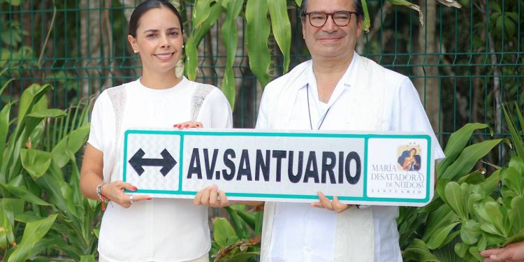 Entrega Ana Paty Peralta nomenclatura de la avenida Santuario en Cancún