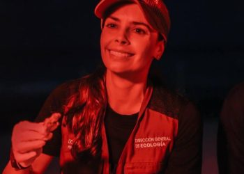 Ana Paty Peralta lidera liberación de tortugas en Cancún