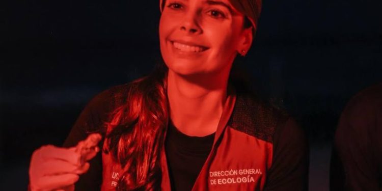 Ana Paty Peralta lidera liberación de tortugas en Cancún